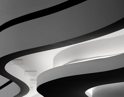 Equipe técnica analisando estrutura metálica