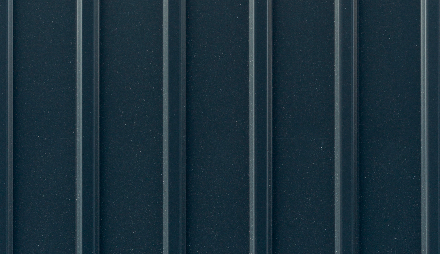 Trabalhador selecionando perfis de alumínio